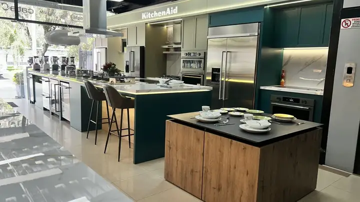 Showroom de Espacios con electrodomésticos en exhibición