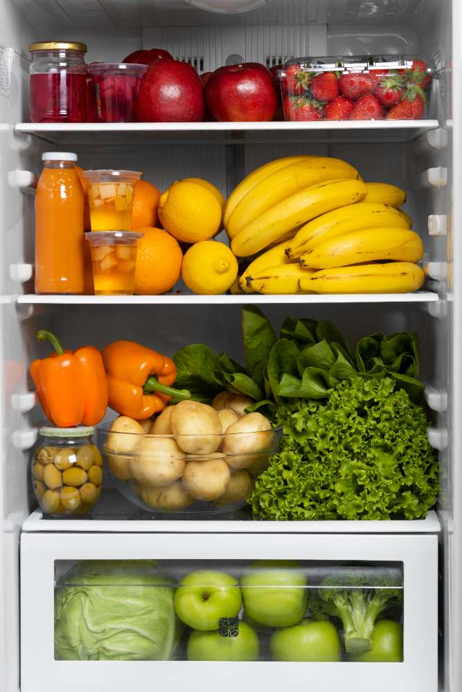 frutas-y-verduras-bien-organizadas-en-nevera-de-dos-puertas