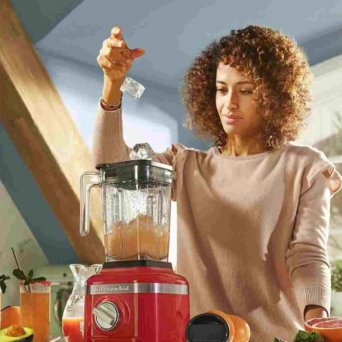 Mujer usando una licuadora multiusos