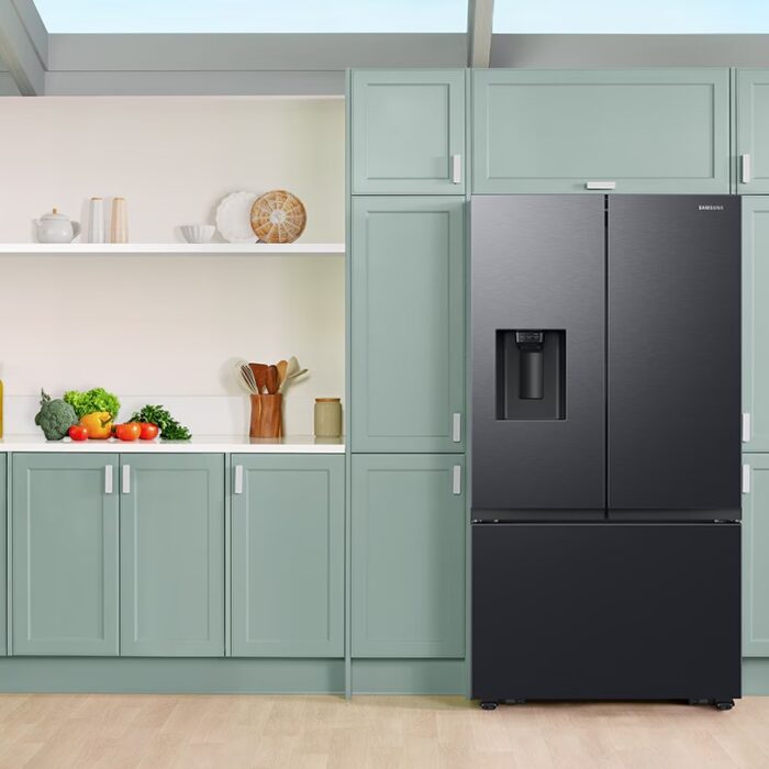 Nevera congelador inferior Samsung empotrada en cocina moderna con diseño minimalista