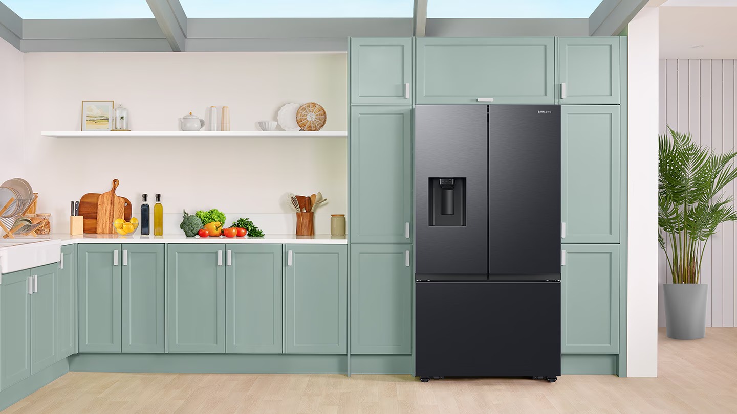 Nevera congelador inferior Samsung empotrada en cocina moderna con diseño minimalista