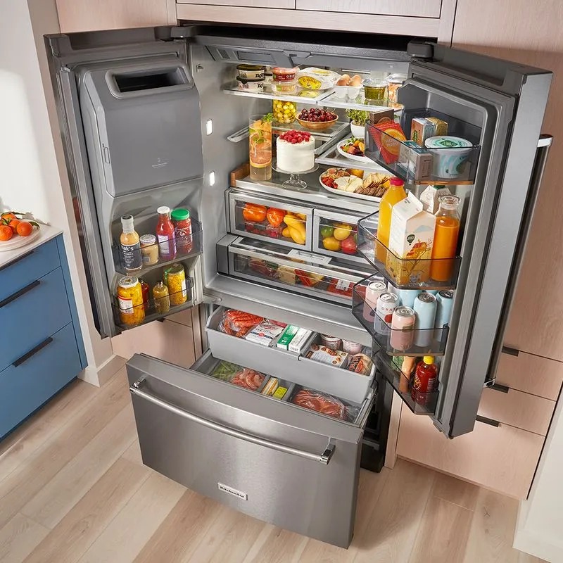 Nevera congelador inferior abierta con distribución interna organizada y gran capacidad de almacenamiento